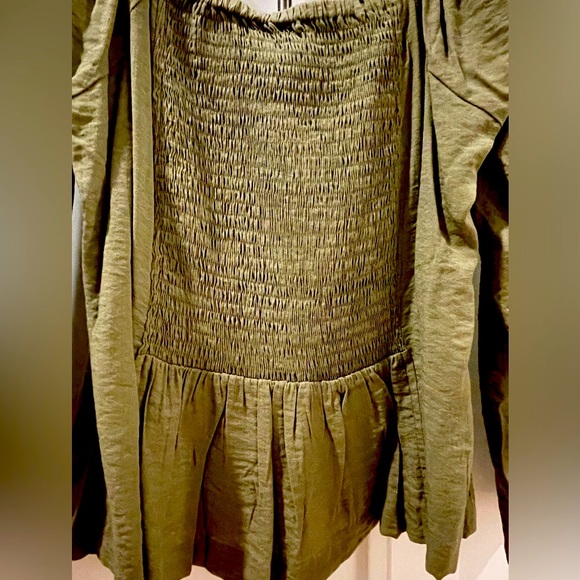 VICI woman’s olive green top, size M - Picture 7 of 7